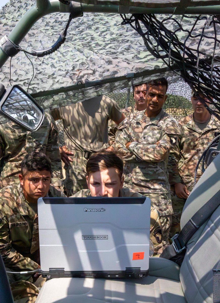 USArmyEURAF's tweet image. 🚀 101st Airborne Division embracing the future!
Soldiers train with Skydio X102D drones in Romania, bolstered by V Corps support. Staying ahead of the curve! 🇺🇸
📸 Sgt. Adel Pacheco Alvarez