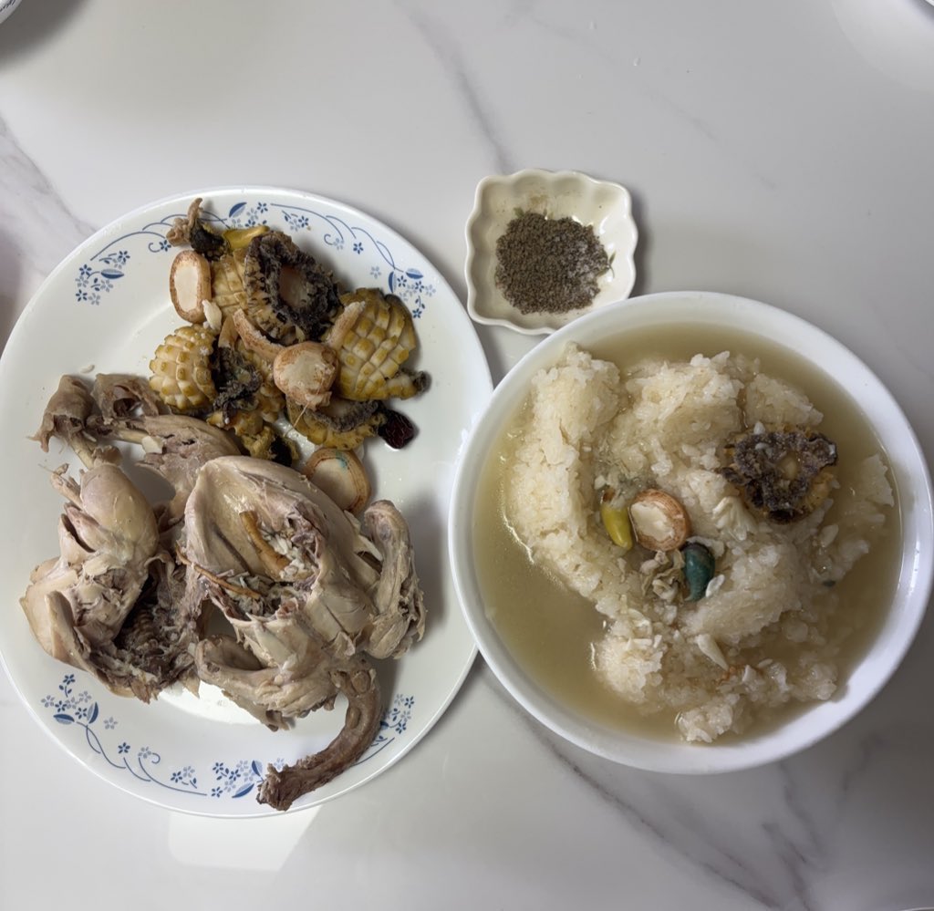 ddoddomuk's tweet image. 복날에 삼계탕이랑 전복😽