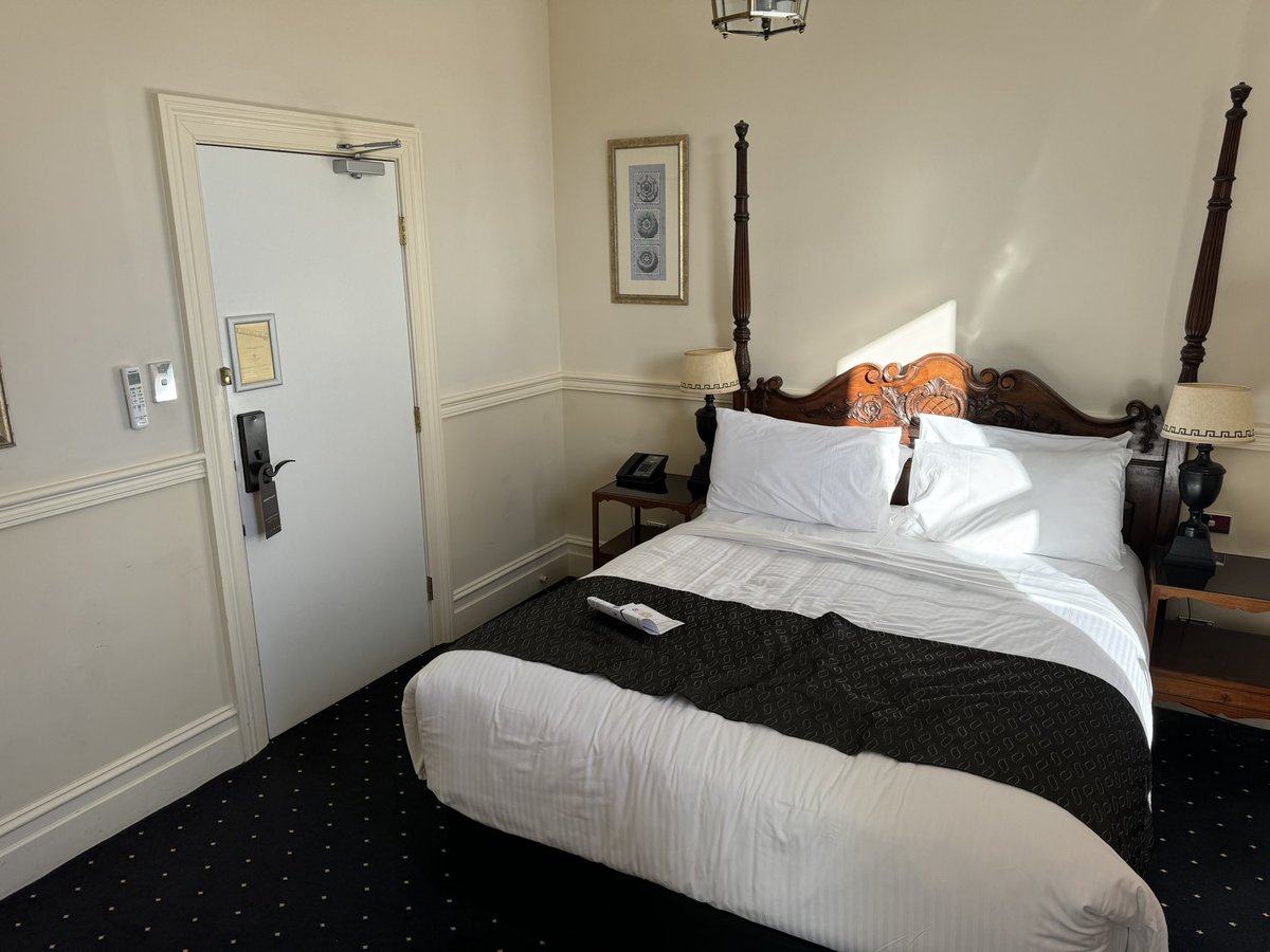 ihaveabluehat's tweet image. Our hotel room for the night.
The room Sir Edmund Barton regularly stayed in and died in!