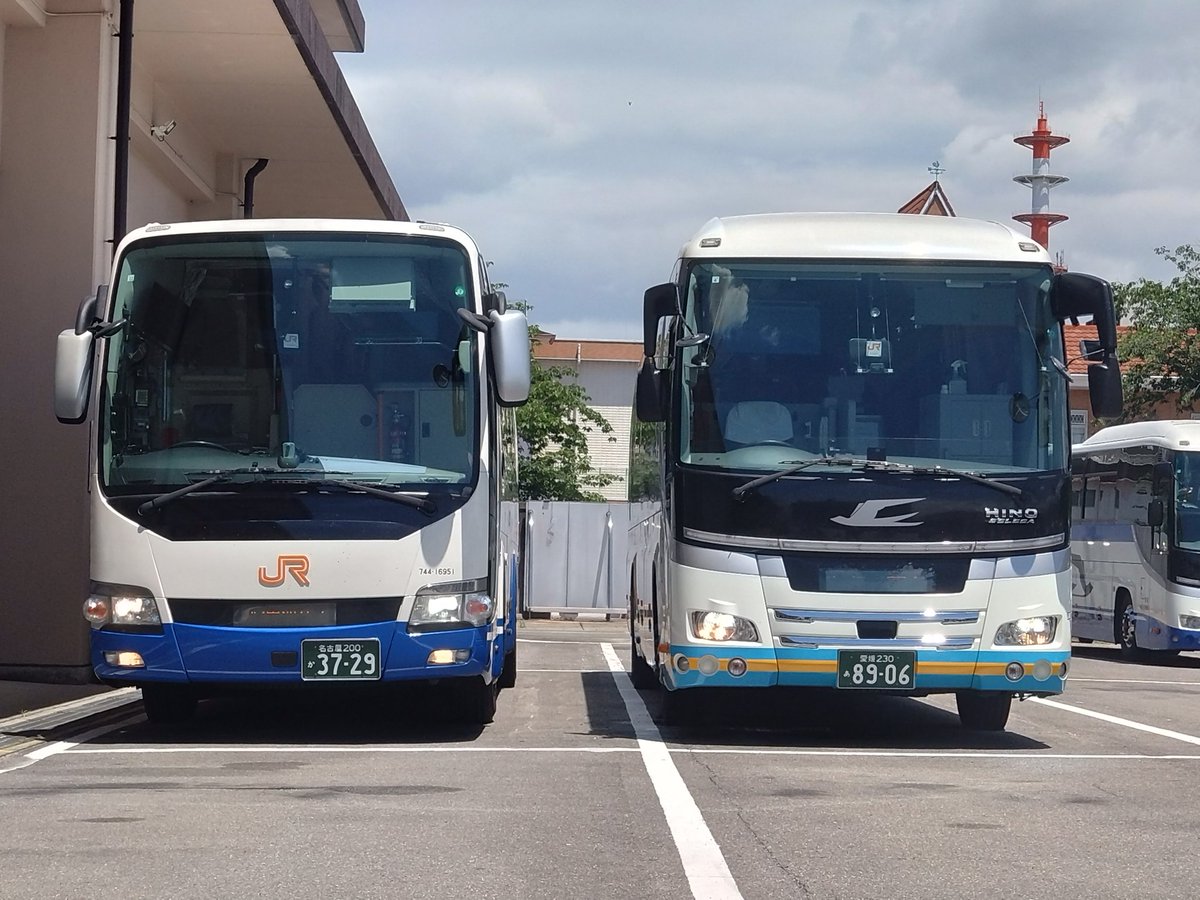 E485E189's tweet image. 今日午前中は『JR四国バス×JR東海バス 瀬戸内エクスプレス名古屋号 コラボ撮影会』に参加してきました。担当車両の他、サプライズとして貸切新車や訓練車など色々な車両を並べてもらったりつばめアンサンブルによる演奏も素晴しかった。暑さでしんどかったですがとても楽しませて頂きました。