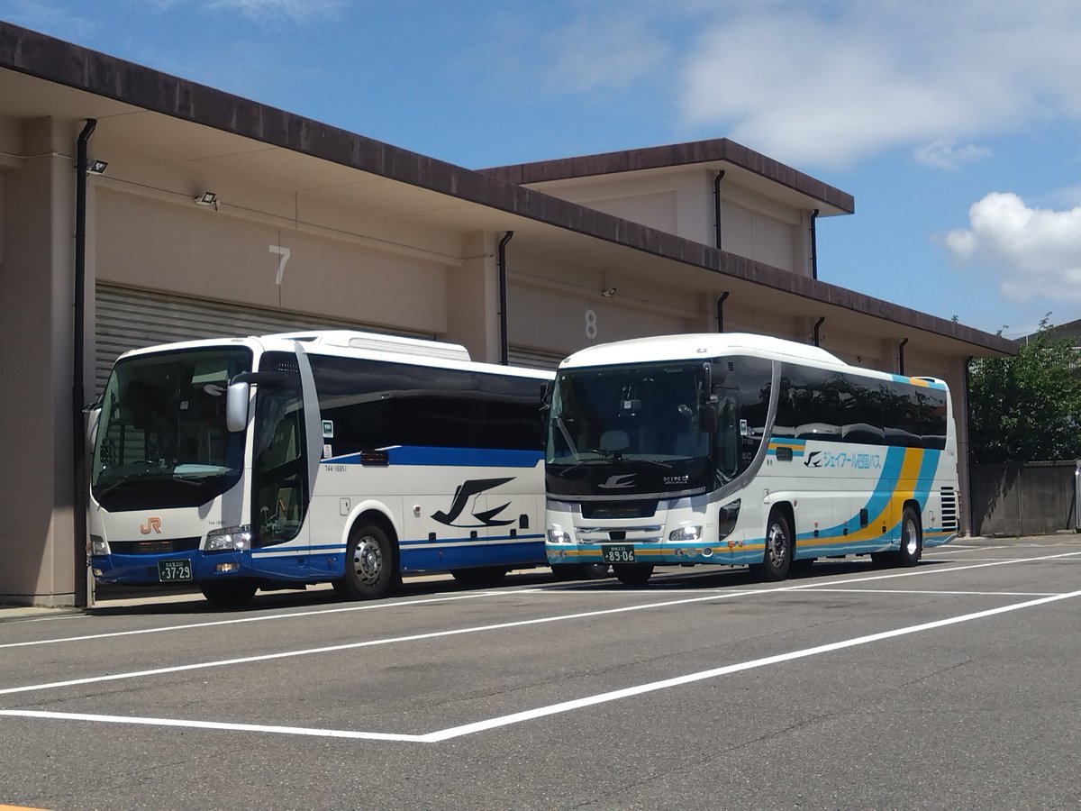 E485E189's tweet image. 今日午前中は『JR四国バス×JR東海バス 瀬戸内エクスプレス名古屋号 コラボ撮影会』に参加してきました。担当車両の他、サプライズとして貸切新車や訓練車など色々な車両を並べてもらったりつばめアンサンブルによる演奏も素晴しかった。暑さでしんどかったですがとても楽しませて頂きました。