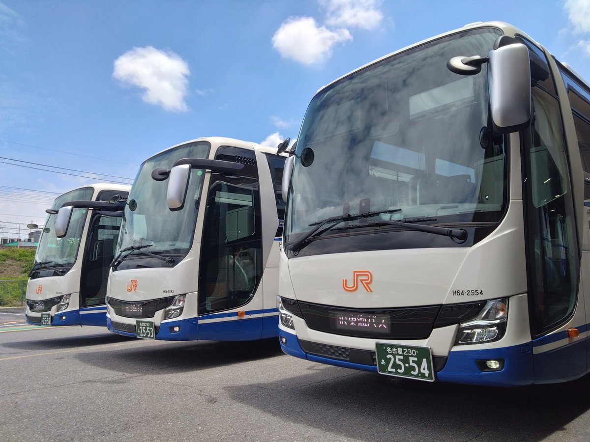 E485E189's tweet image. 今日午前中は『JR四国バス×JR東海バス 瀬戸内エクスプレス名古屋号 コラボ撮影会』に参加してきました。担当車両の他、サプライズとして貸切新車や訓練車など色々な車両を並べてもらったりつばめアンサンブルによる演奏も素晴しかった。暑さでしんどかったですがとても楽しませて頂きました。