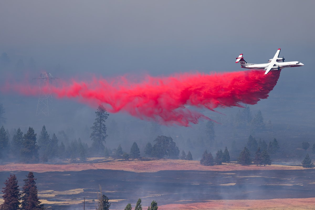 Sabian404's tweet image. Photo dump incoming. Busy day for fire fighting aircraft out in the Gorge battling the Burdoin Fire. Q400s dropping and the DC-10 orbiting. Their drop unfortunately blocked by the smoke.