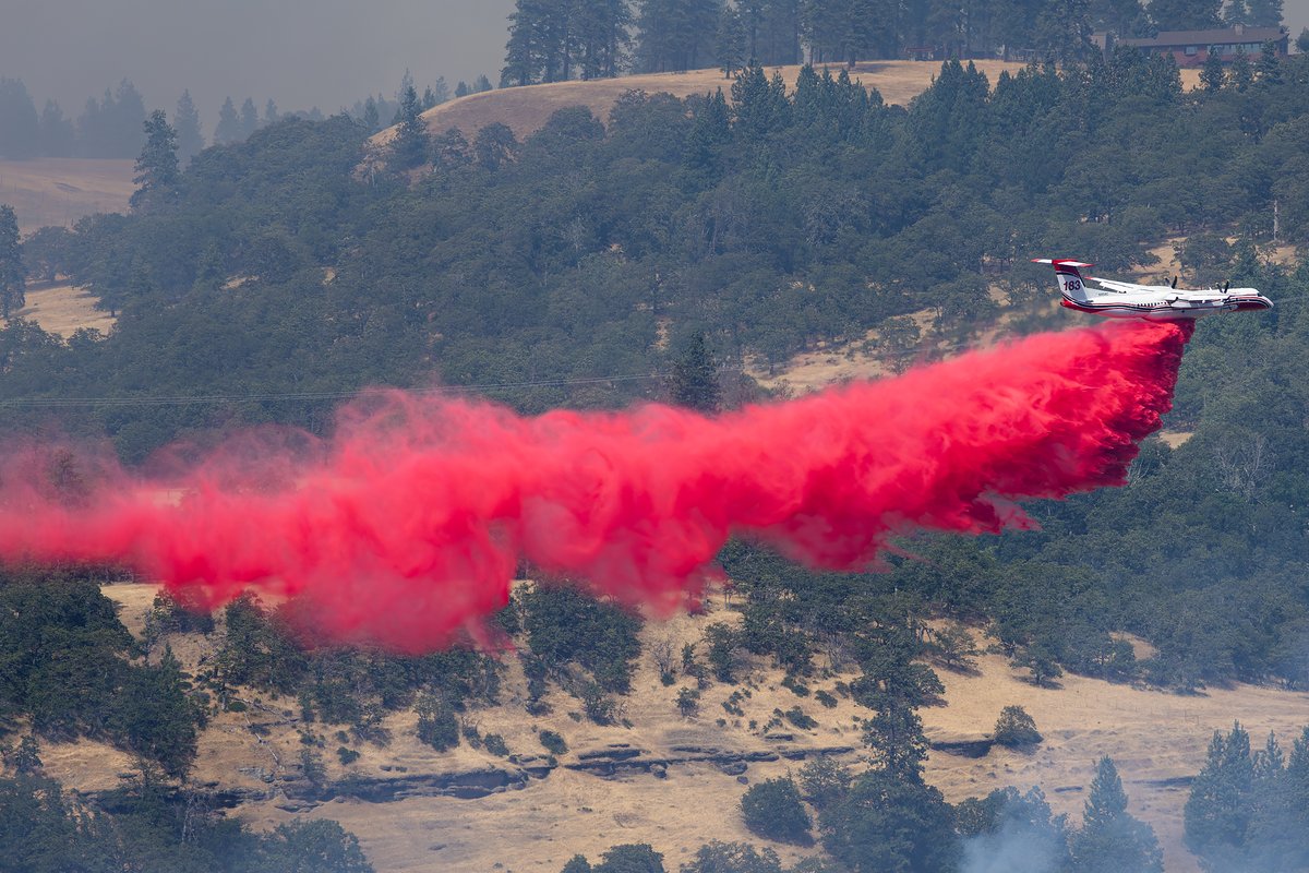 Sabian404's tweet image. Photo dump incoming. Busy day for fire fighting aircraft out in the Gorge battling the Burdoin Fire. Q400s dropping and the DC-10 orbiting. Their drop unfortunately blocked by the smoke.