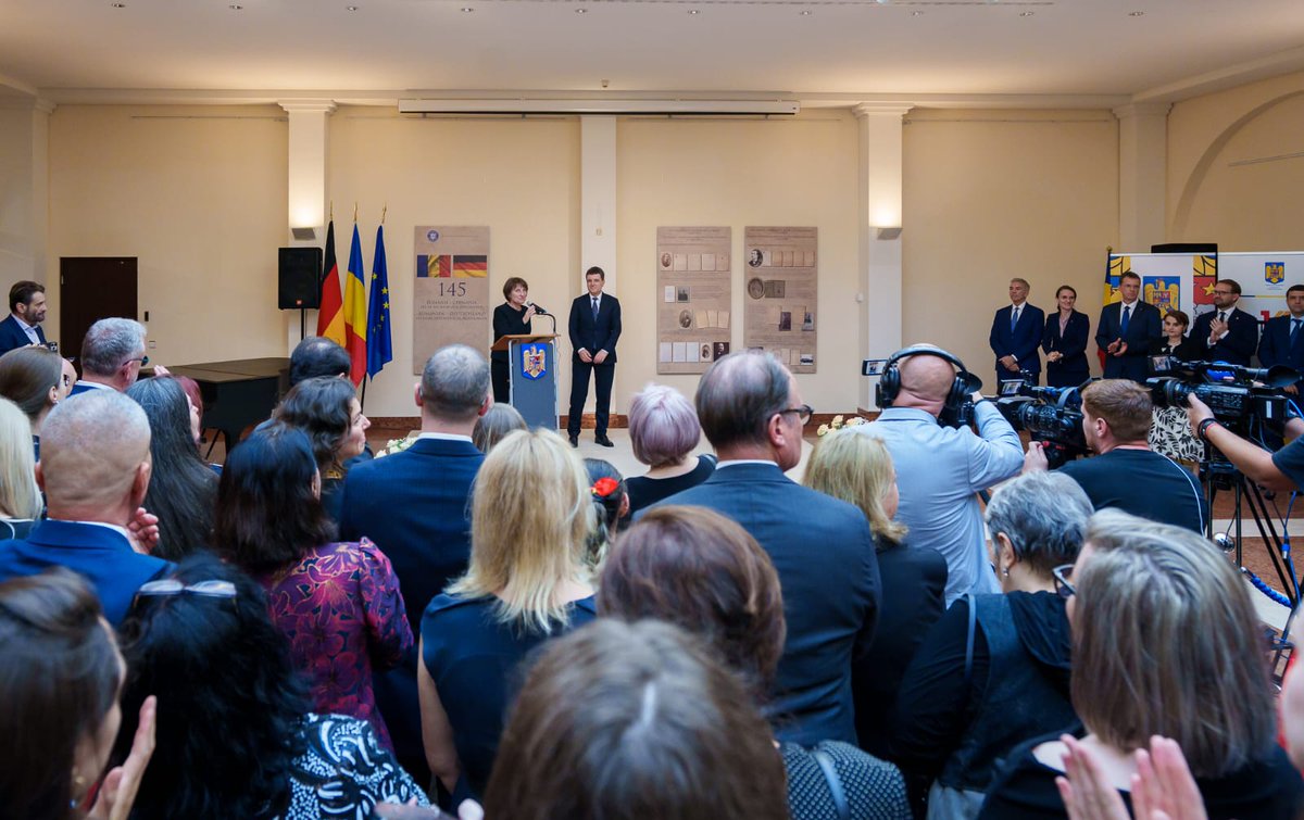 AStanescuRO's tweet image. 1a vizită în 🇩🇪 a Preşedintelui @NicusorDanRO, 18.7 - întrevederi importante, semnare Plan de Acțiune bilateral şi o întâlnire de suflet cu reprezentanții comunității 🇷🇴 din 🇩🇪: "să înțelegem că nu există mai multe Românii".
presidency.ro/ro/media/discu…