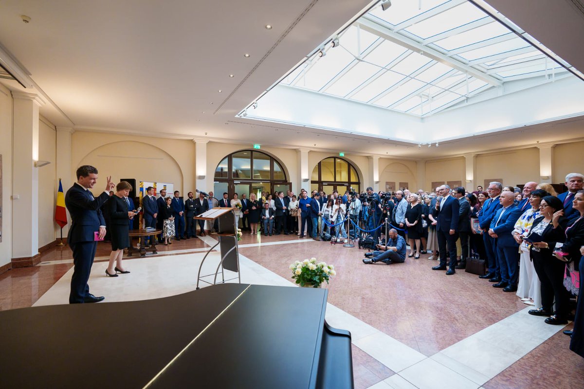 AStanescuRO's tweet image. 1a vizită în 🇩🇪 a Preşedintelui @NicusorDanRO, 18.7 - întrevederi importante, semnare Plan de Acțiune bilateral şi o întâlnire de suflet cu reprezentanții comunității 🇷🇴 din 🇩🇪: "să înțelegem că nu există mai multe Românii".
presidency.ro/ro/media/discu…