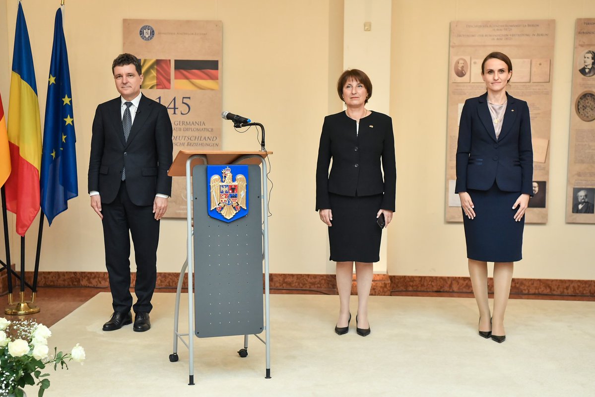 AStanescuRO's tweet image. 1a vizită în 🇩🇪 a Preşedintelui @NicusorDanRO, 18.7 - întrevederi importante, semnare Plan de Acțiune bilateral şi o întâlnire de suflet cu reprezentanții comunității 🇷🇴 din 🇩🇪: "să înțelegem că nu există mai multe Românii".
presidency.ro/ro/media/discu…