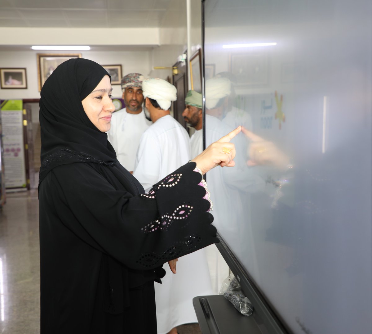 EduGovDkh's tweet photo. استضافت #تعليمية_الداخلية  المعرض المتنقل لعرض شعارات الهوية البصرية لمنظومة "نور"، حيث تم إشراك منتسبي المديرية للتصويت واختيار الشعار المناسب ضمن جهود وزارة التربية والتعليم ممثلة بمكتب إدارة مشاريع تقنية المعلومات في تعزيز المشاركة الفعالة في عملية التجديد للهوية البصرية. https://t.co/sIRQe6jg7m