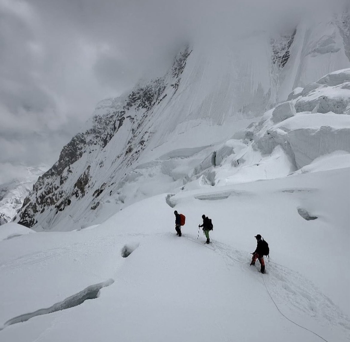 Сашко Кедев утрово се искачи на Г1 и стана првиот Македонец и единствен во поширокиот регион кој ги искачи сите 14 🗻 над 8000м и највисоките 🗻 на сите 7 континенти. Македонија има со кого да се гордее 🇲🇰