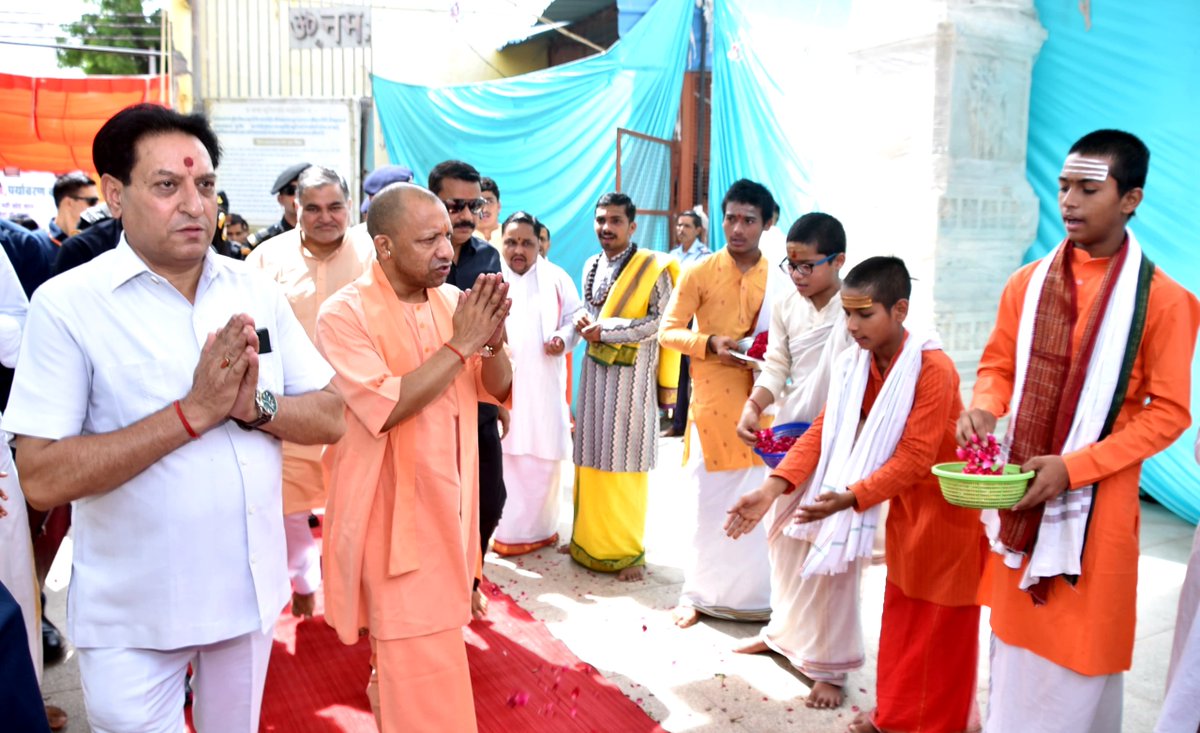 तस्मै नमः परमकारणकारणाय, दीप्तोज्ज्वलज्ज्वलितपिङ्गललोचनाय।
नागेन्द्रहारकृतकुण्डलभूषणाय, ब्रह्मेन्द्रविष्णुवरदाय नमः शिवाय॥ 🚩

#UPCM <a href="/myogiadityanath/">Yogi Adityanath</a> ने गाजियाबाद स्थित श्री दूधेश्वर नाथ मंदिर में दर्शन-पूजन कर समस्त प्रदेशवासियों की सुख-शांति व समृद्धि के लिए कामना की।