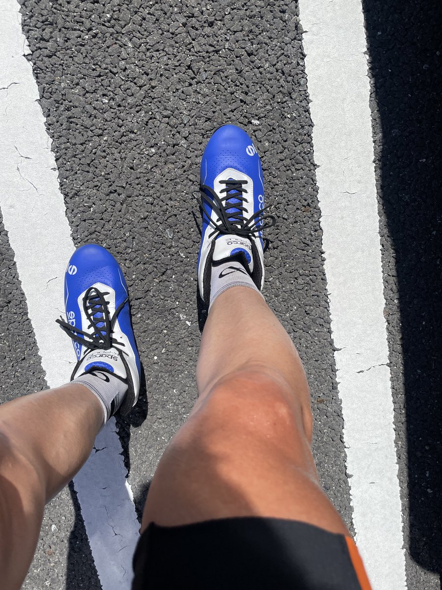 いつも車取りに行くとき、メガネどうしようという思考にはなるけど、靴のことは全然気にしないのでドライビングシューズ(カート用)入れといて良かったなと毎回思う