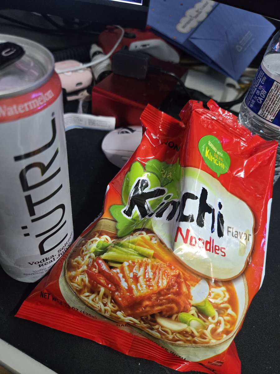 Nellytoninvr's tweet image. Ya ever eat a bag of ramen raw and like crush it and add the seasoning and shake it. ( might be drunk)