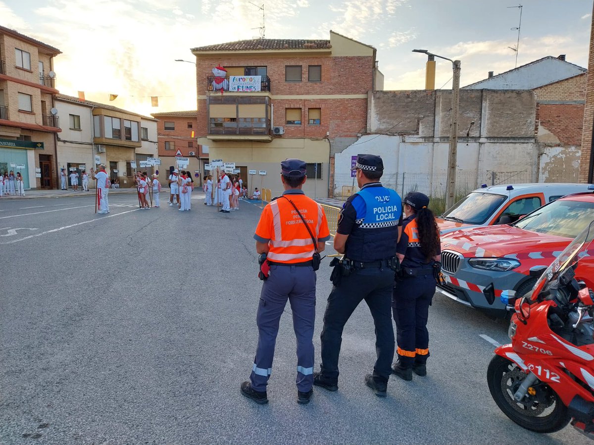 policiaforal_na's tweet photo. 🌤Dispositivo conjunto al amanecer en #Funes por concentración de auroros #navarros
#FelizDomingo https://t.co/pK88tvdJV4