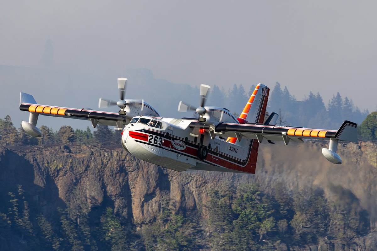Sabian404's tweet image. Super Scoopers dipping in the Columbia River. #BurdoinFire
