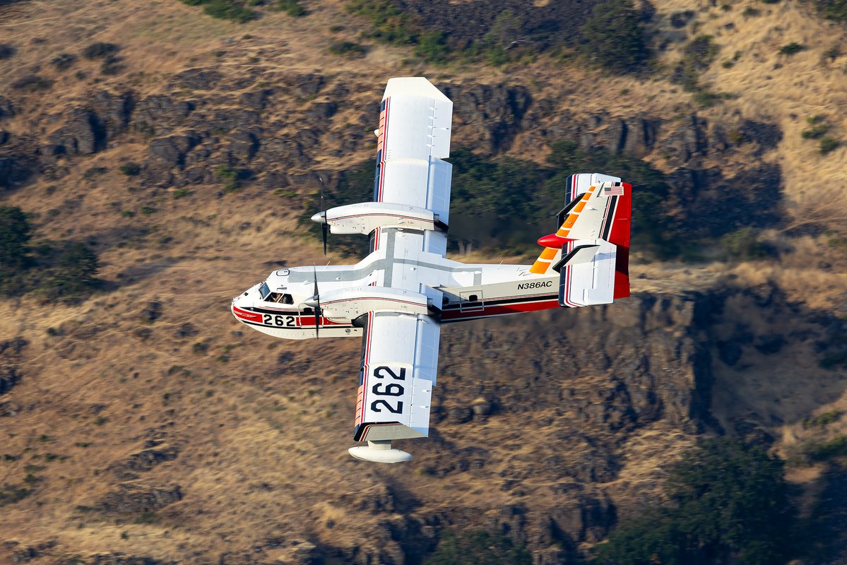Sabian404's tweet image. Super Scoopers dipping in the Columbia River. #BurdoinFire