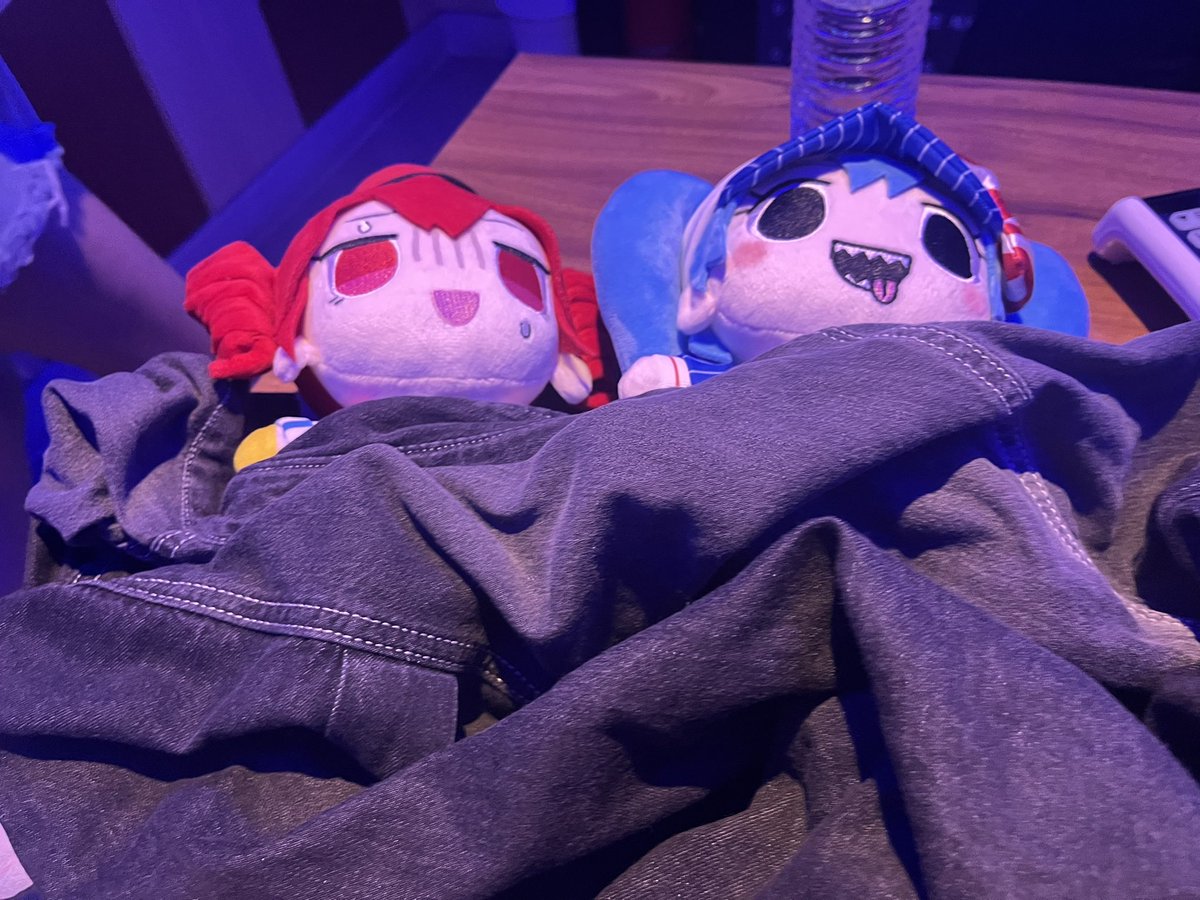 PainLemonTree's tweet image. they fking sleep in the karaoke😭😭😭