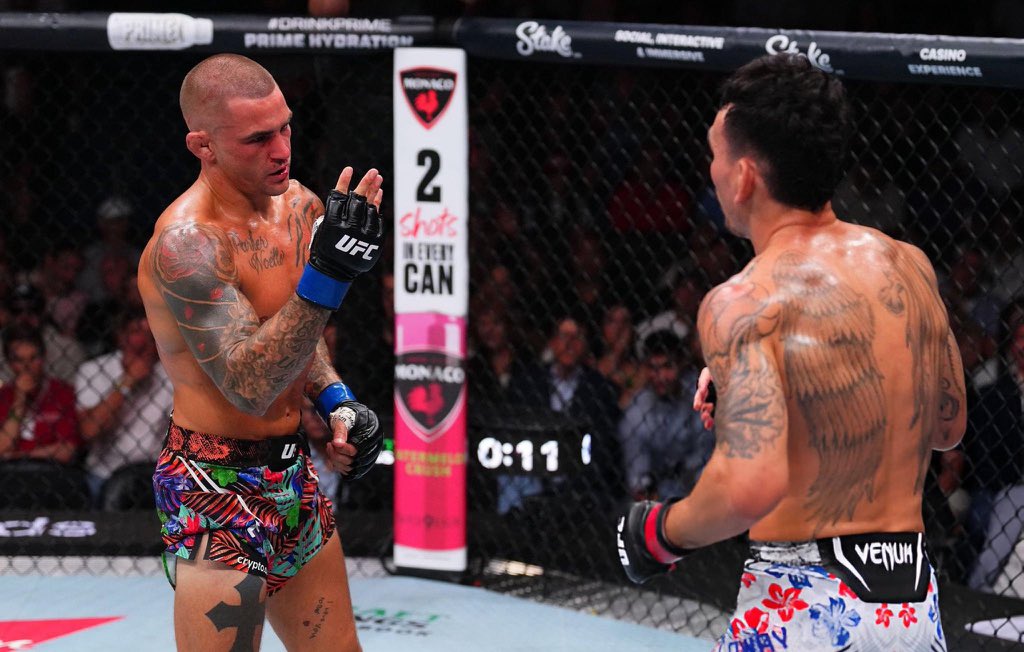 McGregorRousey2's tweet image. Bro had the biggest moment of his career, and was given the option to stand and bang while obviously about to lose on the scorecards and shot for a takedown😭😭😭😭😭