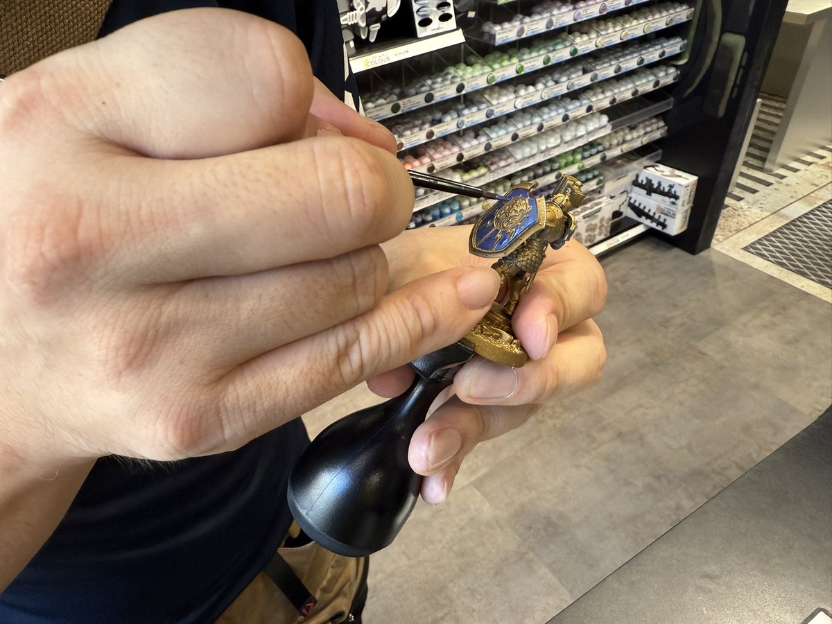 前から興味あった秋葉原のウォーハンマーカフェ行ってきたのだ✨
ルールは全く知らないけどスタッフの外国ニキが「ルール知らない？よし遊ぼう！」言うて遊ばしてもらった。
多分、高確率で近々ウォーハンマーデビューするかも。