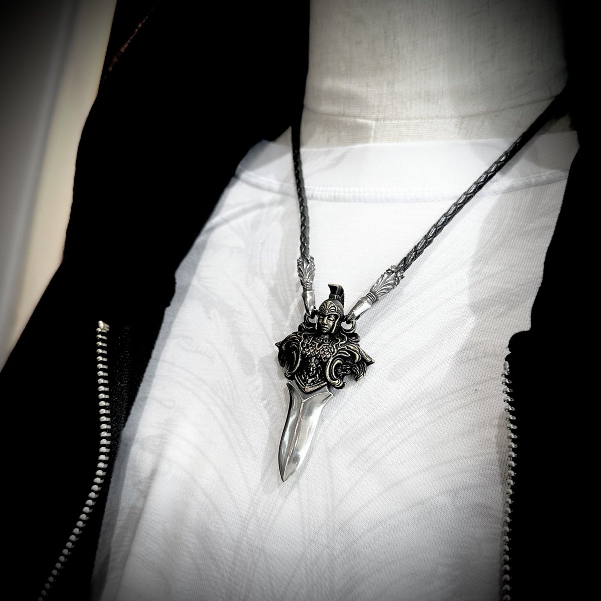 DEAD DESIGN925シルバーリングアシッドブラックチェリーヤス着用モデル シルバーアクセサリーの芸能人着用情報｜ディールデザイン
