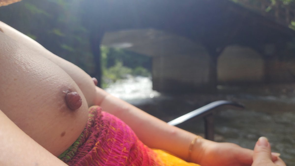 비 ☔️ 온뒤라 하천에 물도 많고 사람들도 많아서 좋았음 😁