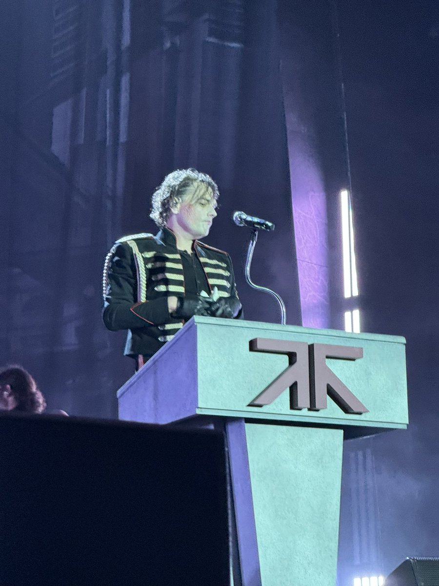 cqurtknee's tweet image. I TOOK THESE PHOTOS!!! FROM BARRICADE!!! I SAW THIS WITH MY OWN EYESSSSS LAWDDDD #MCRSF