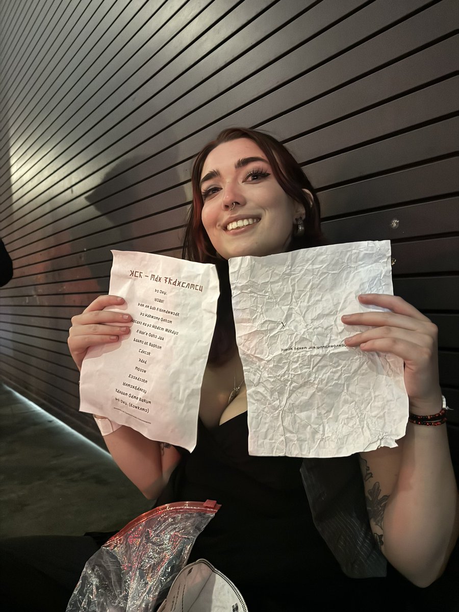 cqurtknee's tweet image. FAM GOT SETLIST AND PAPER FROM GERARD THAT HE THREW!!! #MCRSF
