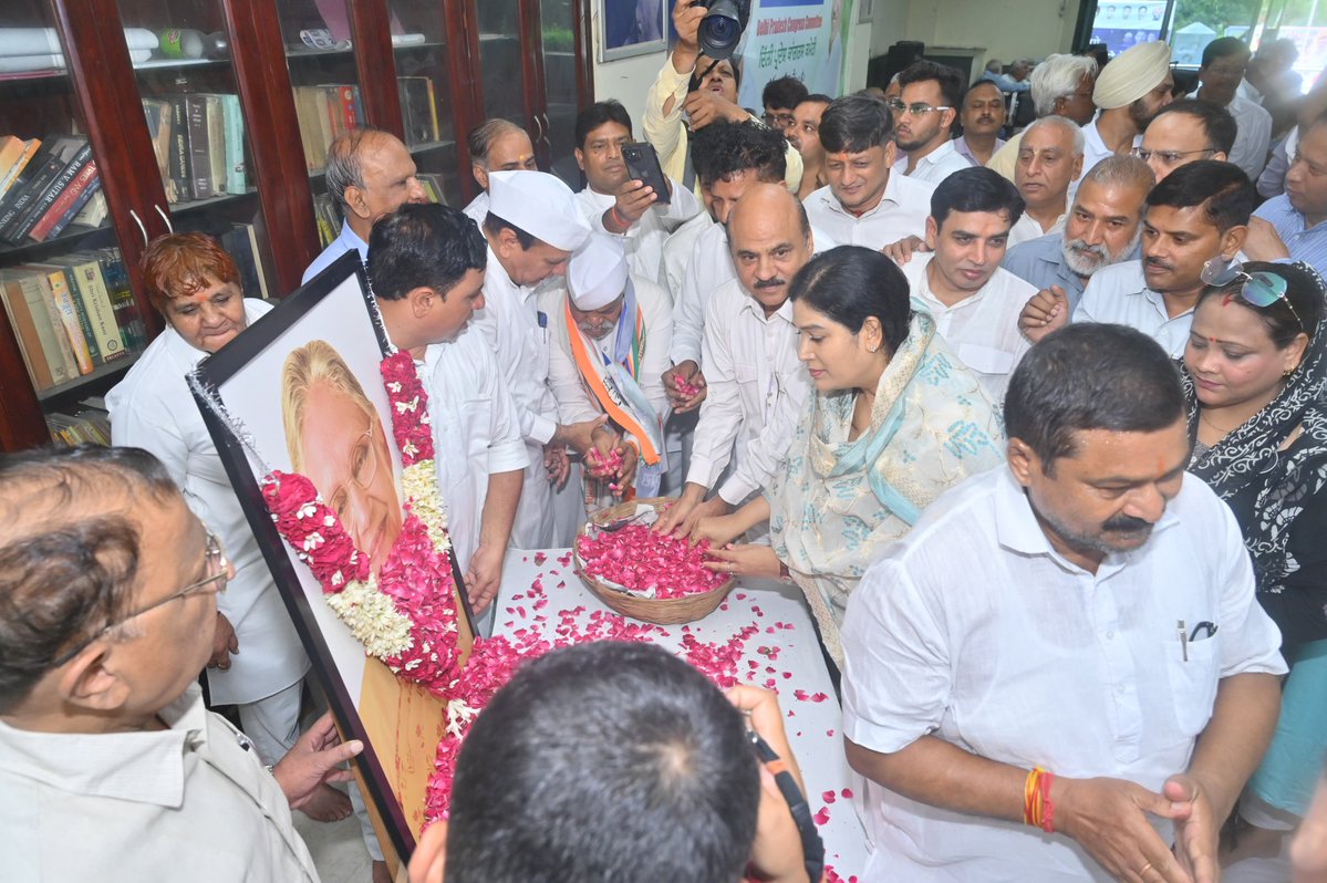 Devender Yadav (@devendrayadvinc) on Twitter photo आधुनिक #दिल्ली की शिल्पकार, पूर्व मुख्यमंत्री श्रद्धेय #शीला_दीक्षित जी की पुण्यतिथि पर आयोजित पुष्पांजलि सभा में सम्मिलित होकर श्रद्धांजलि अर्पित की।
इस दौरान पूर्व सांसद और शीला जी के सुपुत्र <a href="/sandeepdik/">Dr. Sandeep Dikshit</a> जी, सुपुत्री लतिका जी, पूर्व विधायक हसन अहमद जी, पूर्व मंत्री डॉ. आधुनिक #दिल्ली की शिल्पकार, पूर्व मुख्यमंत्री श्रद्धेय #शीला_दीक्षित जी की पुण्यतिथि पर आयोजित पुष्पांजलि सभा में सम्मिलित होकर श्रद्धांजलि अर्पित की।
इस दौरान पूर्व सांसद और शीला जी के सुपुत्र <a href="/sandeepdik/">Dr. Sandeep Dikshit</a> जी, सुपुत्री लतिका जी, पूर्व विधायक हसन अहमद जी, पूर्व मंत्री डॉ.