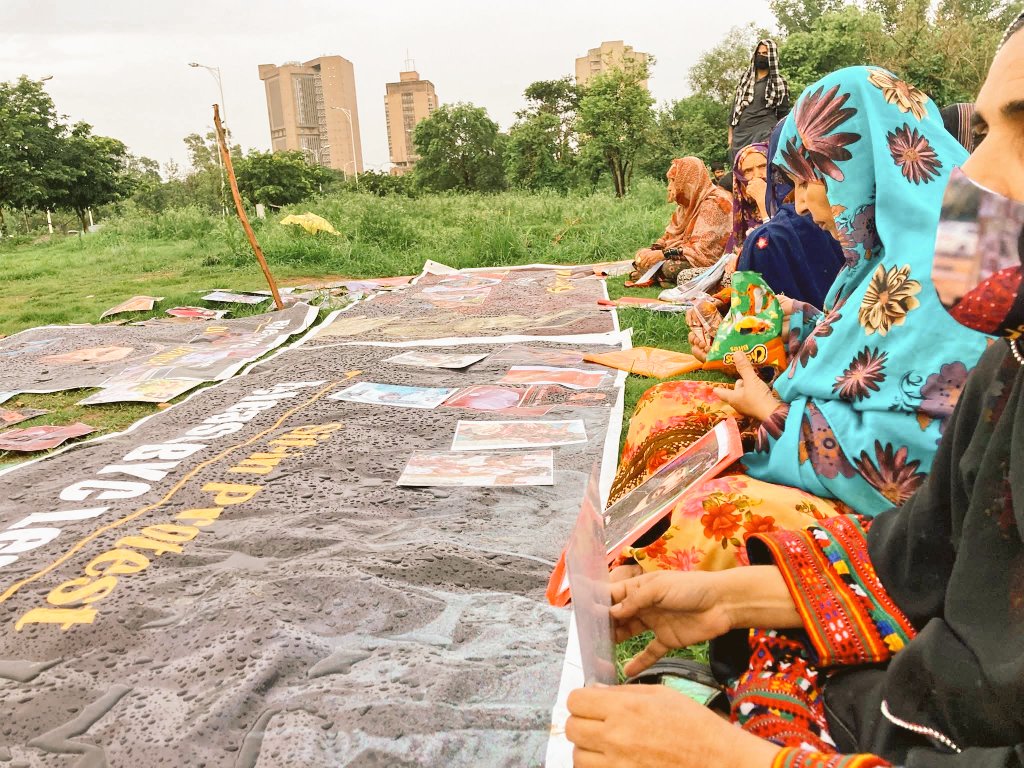 mjan07846's tweet photo. یہ دنیا کے امیر ترین خطوں میں سے ایک خطے بلوچستان کے وارث ہیں  جھنیں اسلام آباد میں اس وقت بارش میں کھلے آسمان تلے ٹینٹ تک لگانے کی اجازت نہیں ہے 

جنکے وسائل سے اسلام آباد اور پنجاب والوں نے اپنے لیے شیش محل تک بنا لیے ۔۔ https://t.co/666OtE0vpc