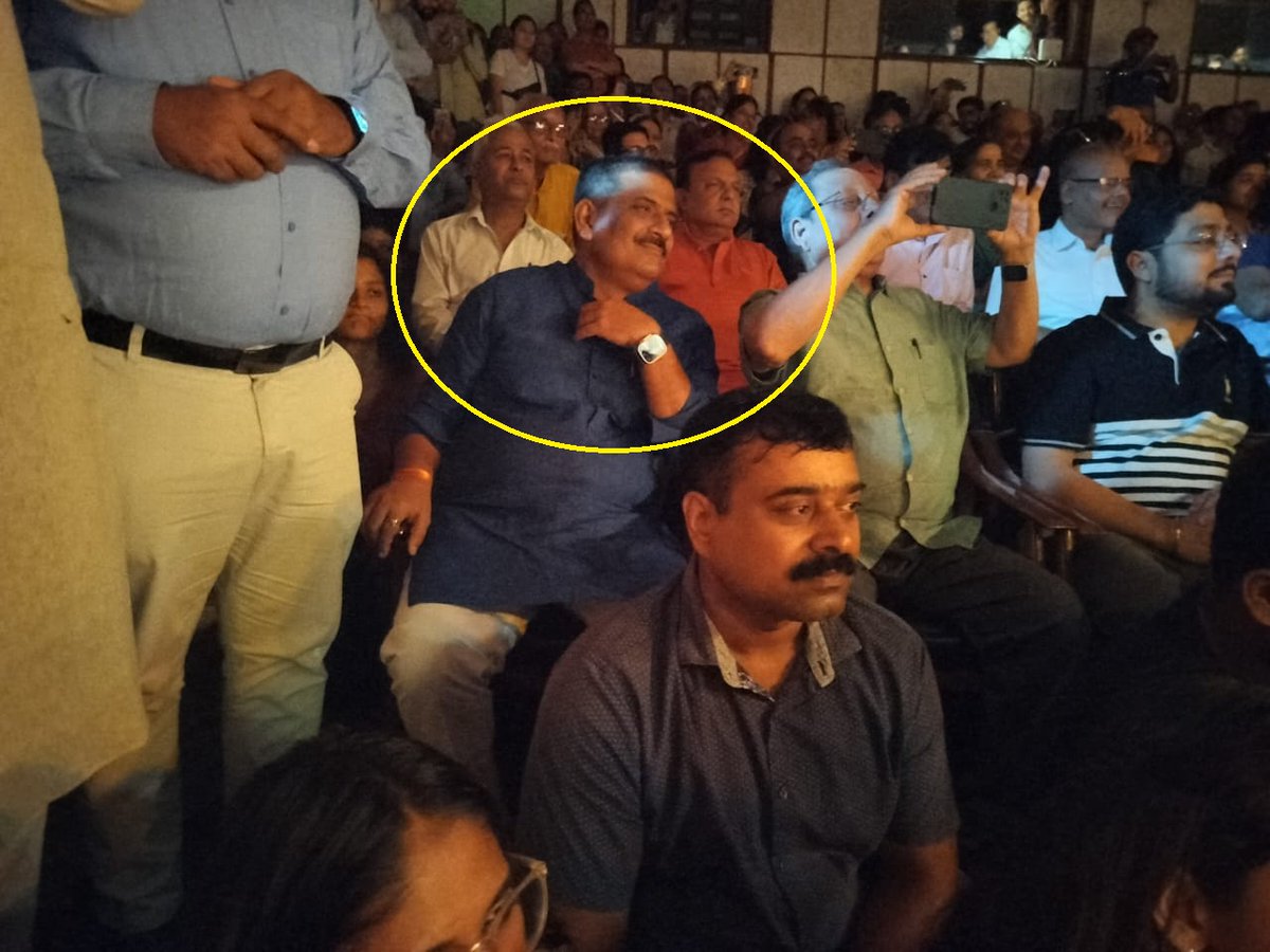 अ स अजीत (@jhaajitk) on Twitter photo इस आदमी को जानते हैं आप? ये जदयू के राष्ट्रीय कार्यकारी अध्यक्ष <a href="/SanjayJhaBihar/">Sanjay Kumar Jha</a> हैं। दिल्ली के हॉल में आमलोगों की भीड़ में बैठकर मैथिली नाटक का मंचन देख रहे हैं।
बिहार में आजकल एक रीलबाज घूम रहा है। पर बिहार को रीलबाज नहीं, जमीन पर काम करने वाले इन जैसे लोगों की आवश्यकता है। इस आदमी को जानते हैं आप? ये जदयू के राष्ट्रीय कार्यकारी अध्यक्ष <a href="/SanjayJhaBihar/">Sanjay Kumar Jha</a> हैं। दिल्ली के हॉल में आमलोगों की भीड़ में बैठकर मैथिली नाटक का मंचन देख रहे हैं।
बिहार में आजकल एक रीलबाज घूम रहा है। पर बिहार को रीलबाज नहीं, जमीन पर काम करने वाले इन जैसे लोगों की आवश्यकता है।