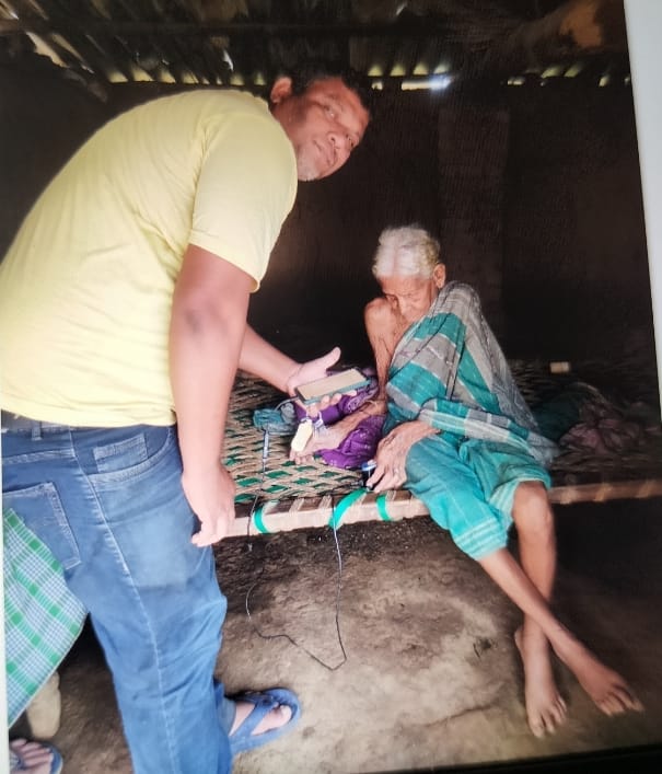 OdishaSpv's tweet image. CSC VLE Mr. Purushottam Gosain from Sundargarh, Odisha provided doorstep service to an elderly woman who was unable to walk. He visited her home and helped withdraw her pension amount through Digipay.

#CSC #DigitalIndia #OnlyCSCCanDoThis