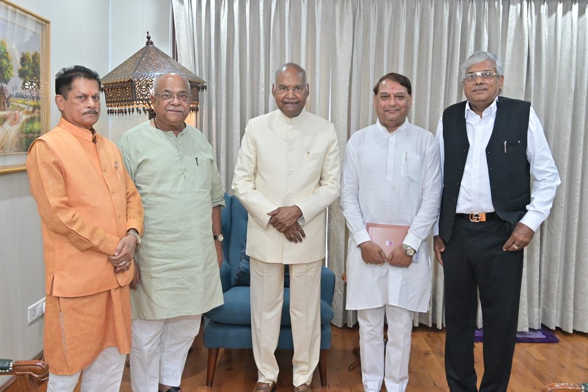 नई दिल्ली । भारत गणराज्य के भूतपूर्व राष्ट्रपति आदरणीय श्री रामनाथ कोबिंद जी से शुभकामना भेंट , साथ में साहित्य परिषद के संगठन मंत्री आदरणीय श्रीधर पराड़कर जी , अध्यक्ष आदरणीय डॉ सुशील जी