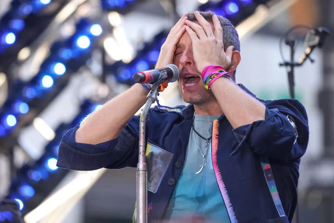 360actufr's tweet image. 🚨🇫🇷 FLASH ACTU | Le PDG de la start-up américaine Astronomer, filmé en train d’enlacer une de ses collègues lors d’un concert de Coldplay, a été suspendu de ses fonctions, a annoncé l’entreprise. (Source : Huffingtonpost)