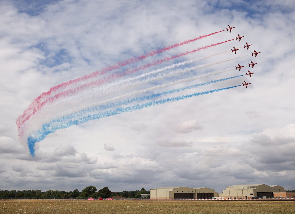 rafredarrows's tweet image. Red, white and blue…plus something new in the skies above RIAT 2025. The #RedArrows displayed to a big crowd at the Royal International Air Tattoo on day two of the event. The team also completed a flypast with the RAF’s new E-7 Wedgetail aircraft.
#RIAT | #RIAT2025 | #RIAT25