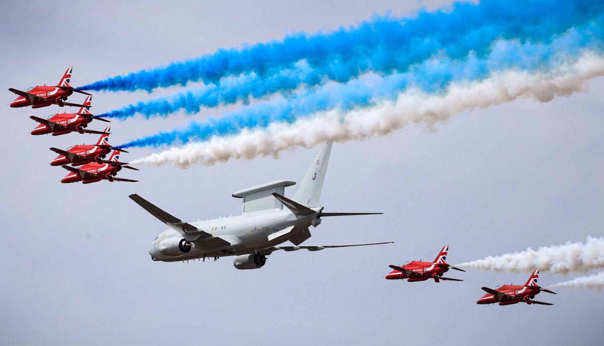 rafredarrows's tweet image. Red, white and blue…plus something new in the skies above RIAT 2025. The #RedArrows displayed to a big crowd at the Royal International Air Tattoo on day two of the event. The team also completed a flypast with the RAF’s new E-7 Wedgetail aircraft.
#RIAT | #RIAT2025 | #RIAT25
