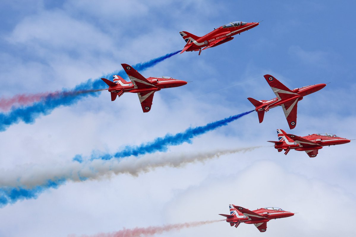 rafredarrows's tweet image. Red, white and blue…plus something new in the skies above RIAT 2025. The #RedArrows displayed to a big crowd at the Royal International Air Tattoo on day two of the event. The team also completed a flypast with the RAF’s new E-7 Wedgetail aircraft.
#RIAT | #RIAT2025 | #RIAT25
