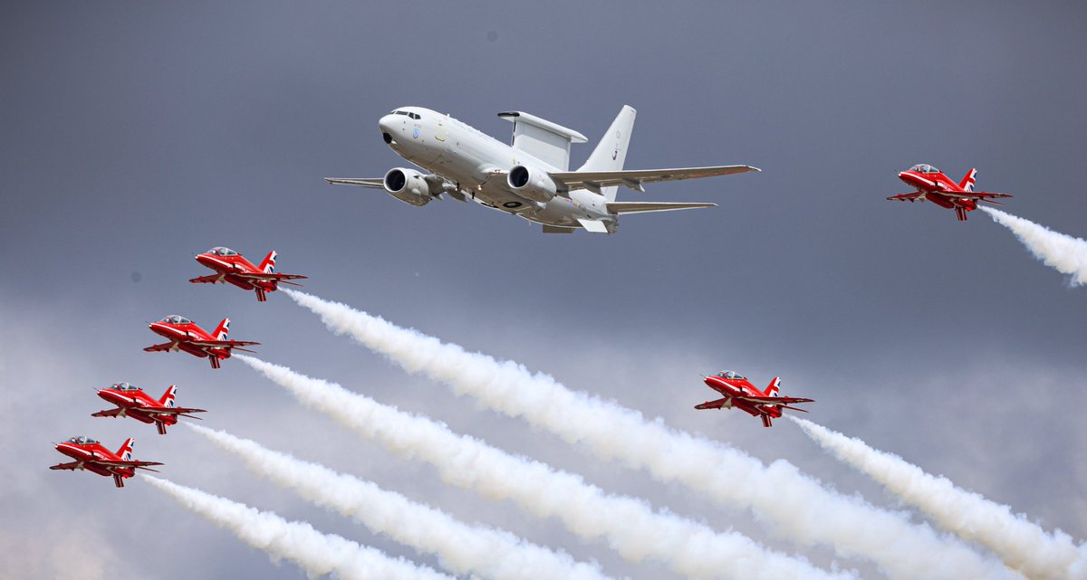 rafredarrows's tweet image. Red, white and blue…plus something new in the skies above RIAT 2025. The #RedArrows displayed to a big crowd at the Royal International Air Tattoo on day two of the event. The team also completed a flypast with the RAF’s new E-7 Wedgetail aircraft.
#RIAT | #RIAT2025 | #RIAT25