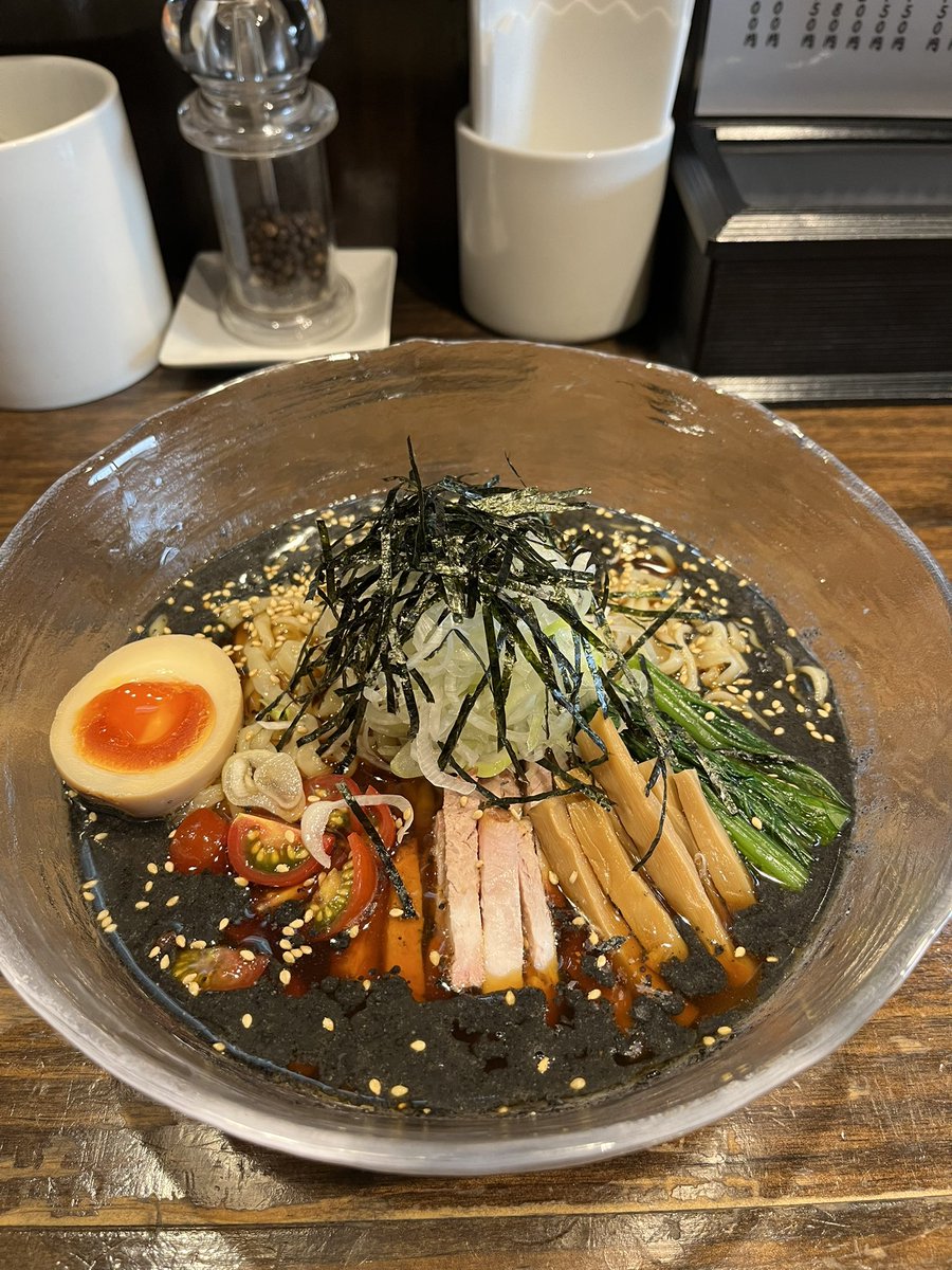 明日から新レギュラーメニューでワンタン中華そばを始めます‼️
餡がしっかり入った、生姜の効いたワンタンです💁🏻‍♂️

現在販売中の黒胡麻と黒酢の冷やし中華も引き続き販売致します‼️
ここ数日は4人に1人は冷やし中華と大人気です🍜

夜もご来店お待ちしております‼️