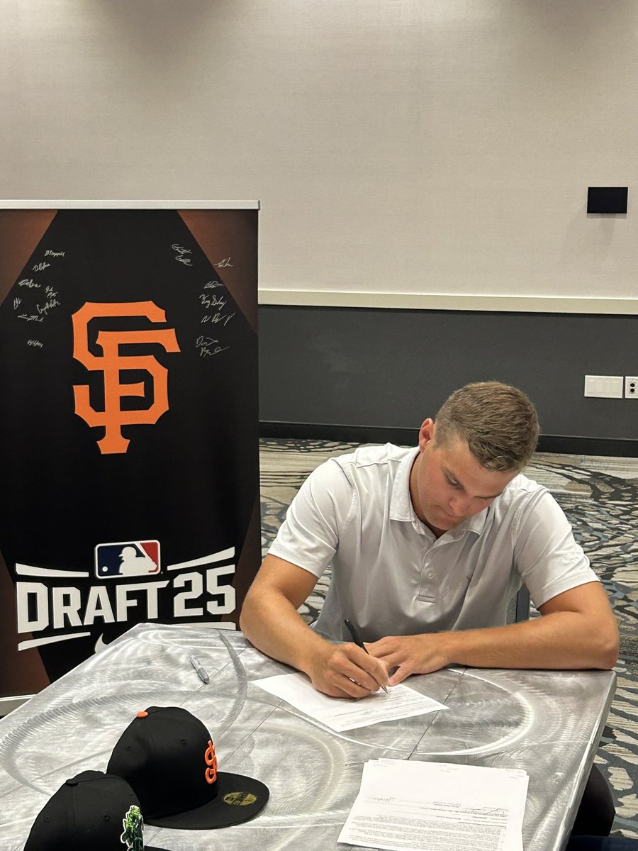 cmallison0811's tweet image. Officially a San Fransisco Giant! So proud of him!! Let's go bub!!