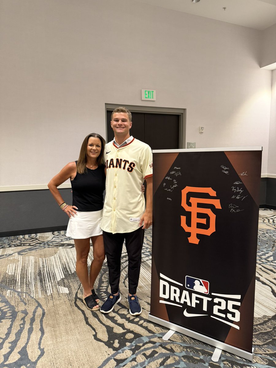 cmallison0811's tweet image. Officially a San Fransisco Giant! So proud of him!! Let's go bub!!
