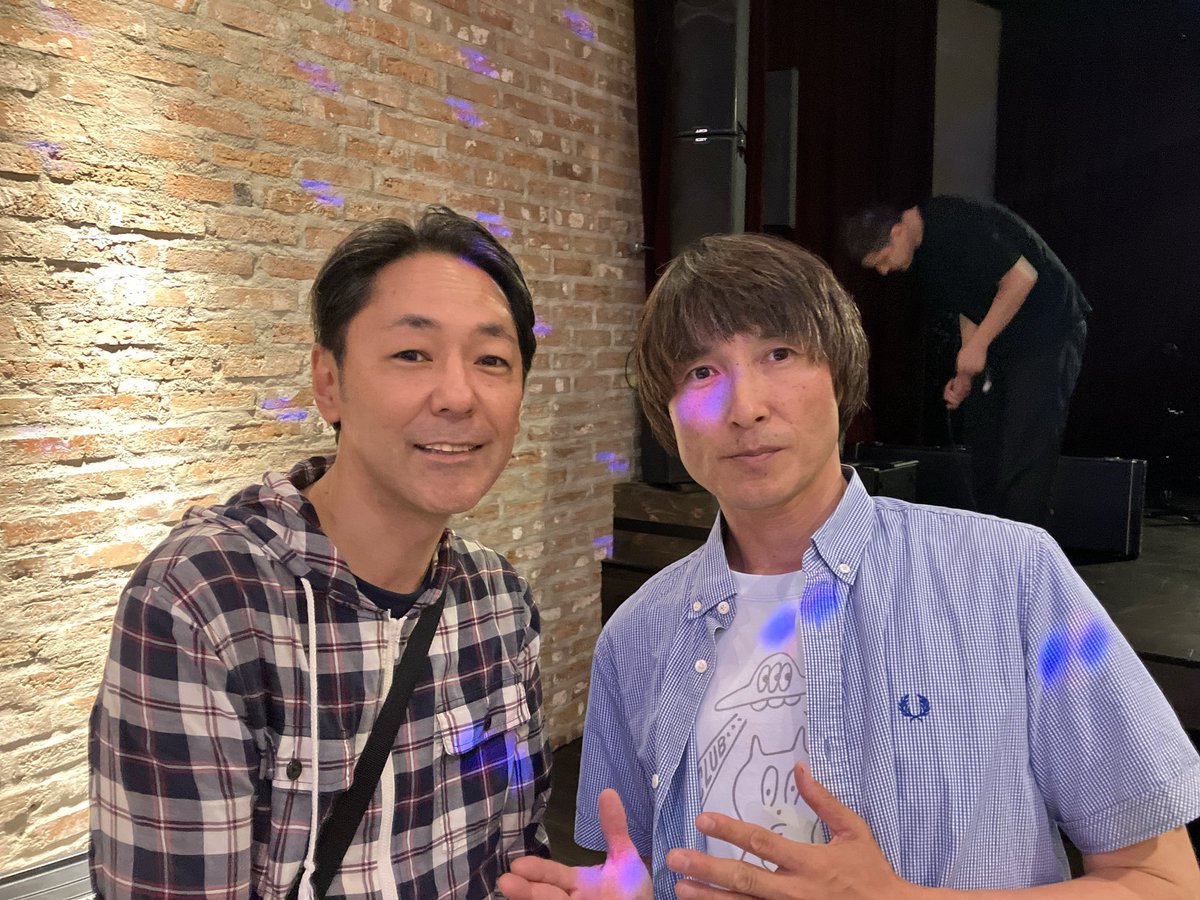 psycrons's tweet image. 町田リハ終了！
昨夜のトップビートクラブ！ギリギリのギリで間に合った！本番中はどんな感じやったか覚えてません！笑でもサイコーのメンツでサイコーの夜！各バンドお客として堪能した！皆、日本の誇る至宝の音出てたなー！
観に来てらしたストライクスのヨシオさんと一枚！嬉しい！恐縮！