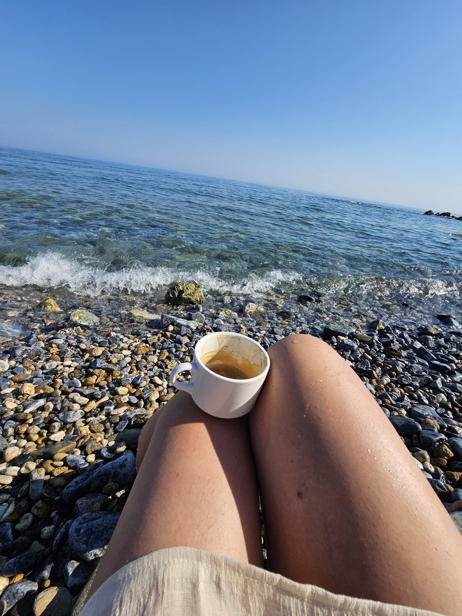 annaJones980's tweet image. A little different to my tree photos, but still nature.
Coffee, sea, and an out of office reply. Bliss. 🌊☕
#SeaTherapy #sundayvibes