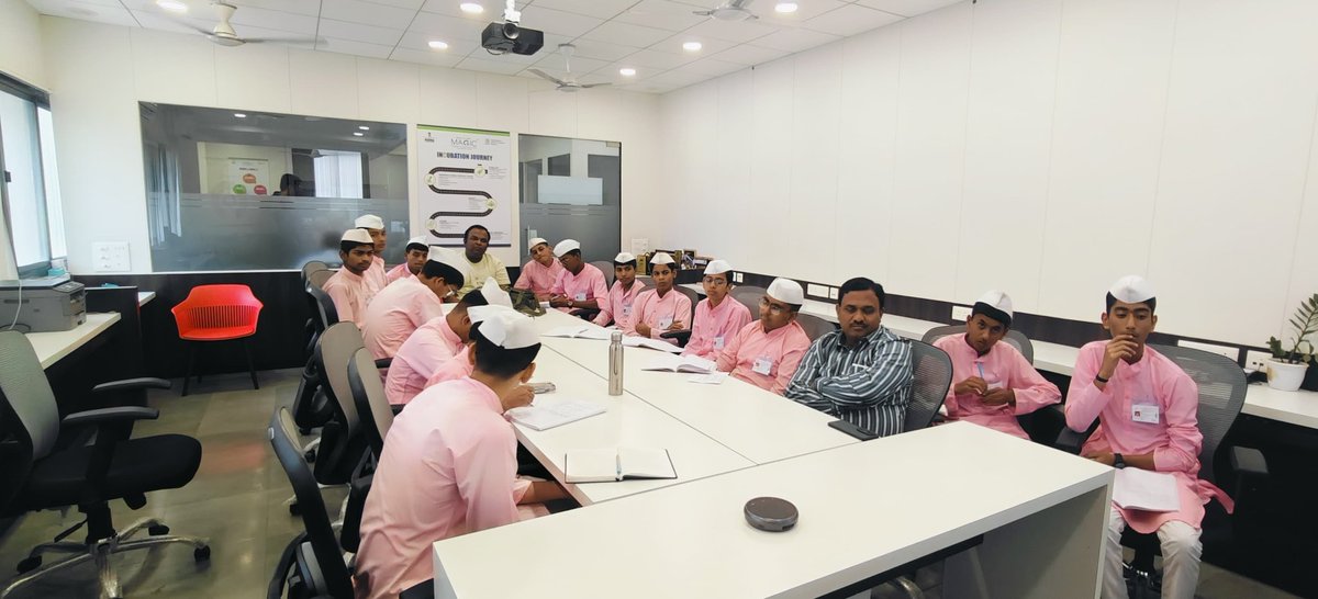 MAGICIncubation's tweet image. Students from Dnyan Prabodhini Balvikas Mandir Prashala, Solapur visited MAGIC for an insightful exposure visit focused on innovation, entrepreneurship, and the startup ecosystem.
🔹 Mr. Ashish Garde, Director of MAGIC, engaged the students in an inspiring session, highlighting…