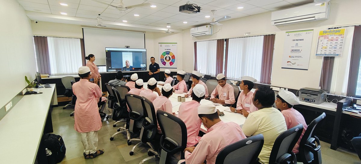 MAGICIncubation's tweet image. Students from Dnyan Prabodhini Balvikas Mandir Prashala, Solapur visited MAGIC for an insightful exposure visit focused on innovation, entrepreneurship, and the startup ecosystem.
🔹 Mr. Ashish Garde, Director of MAGIC, engaged the students in an inspiring session, highlighting…