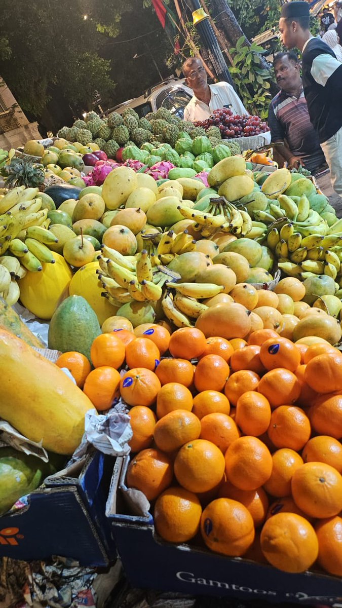 (هناك نور في نهاية النفق)
 أننا بحاجة إلى إعادة النظر في هذه الحكمة الرائجة.
نحتاج إلى النور “داخل” النفق، وليس في نهايته ،، خاصة بعد أن كثرت الأنفاق واشتدت ظلمتها.

🌿صباح الخير🌿