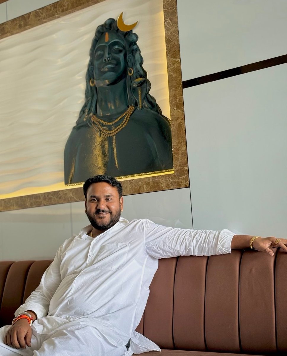 GurjarBhojraj07's tweet image. &quot;जय भोलेबाबा की&quot;

ॐ त्र्यम्बकं यजामहे सुगन्धिं पुष्टिवर्धनम्। 
उर्वारुकमिव बन्धनान्मृत्योर्मुक्षीय माऽमृतात्।। 

भगवान भोलेबाबा सभी पर कृपा दृष्टि बनायें रखें।

&quot;हर हर महादेव&quot;