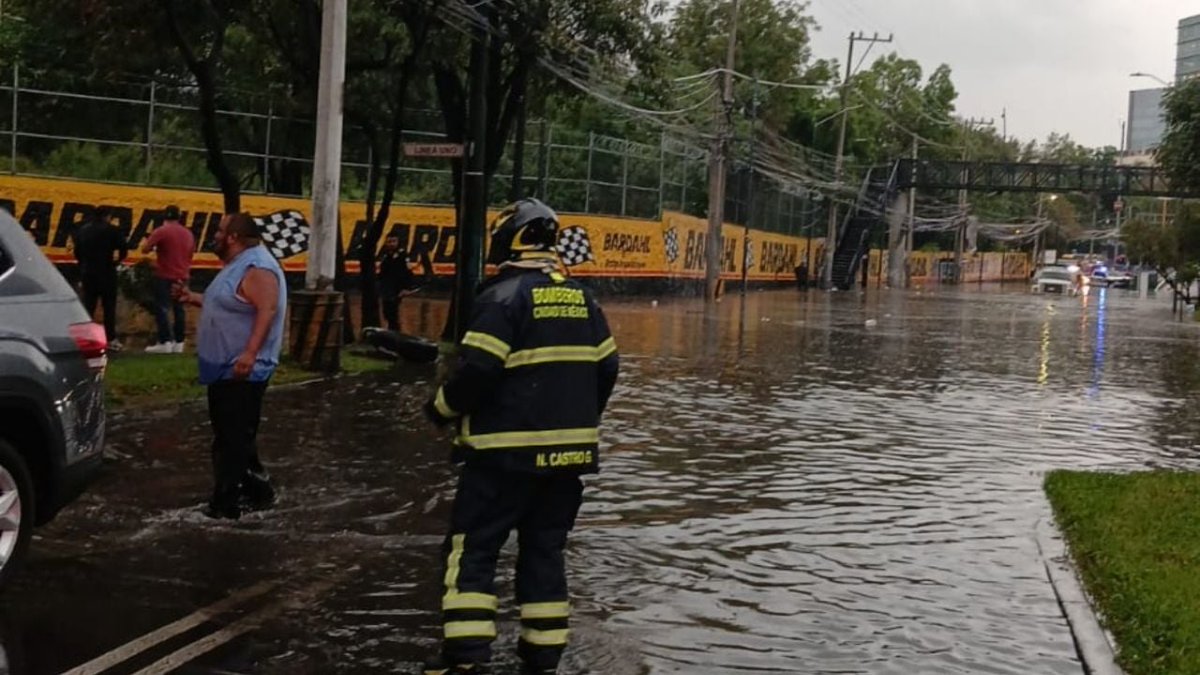 Este sábado, la Ciudad de México enfrentó lluvias intensas que provocaron inundaciones y complicaciones viales en varias alcaldías. El gobierno activó alerta roja en Magdalena Contreras y alerta naranja en Álvaro Obregón, Cuajimalpa, Iztacalco, Iztapalapa y Tlalpan. Se recomie...