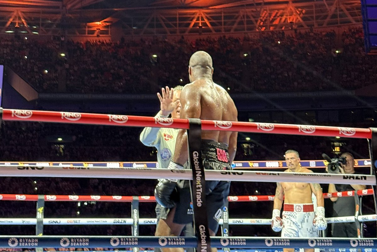 MikeCoppinger's tweet image. Oleksandr Usyk is one of the 10 greatest heavyweights of all time. There is no reasonable debate. Enjoy the legend while he’s here.
