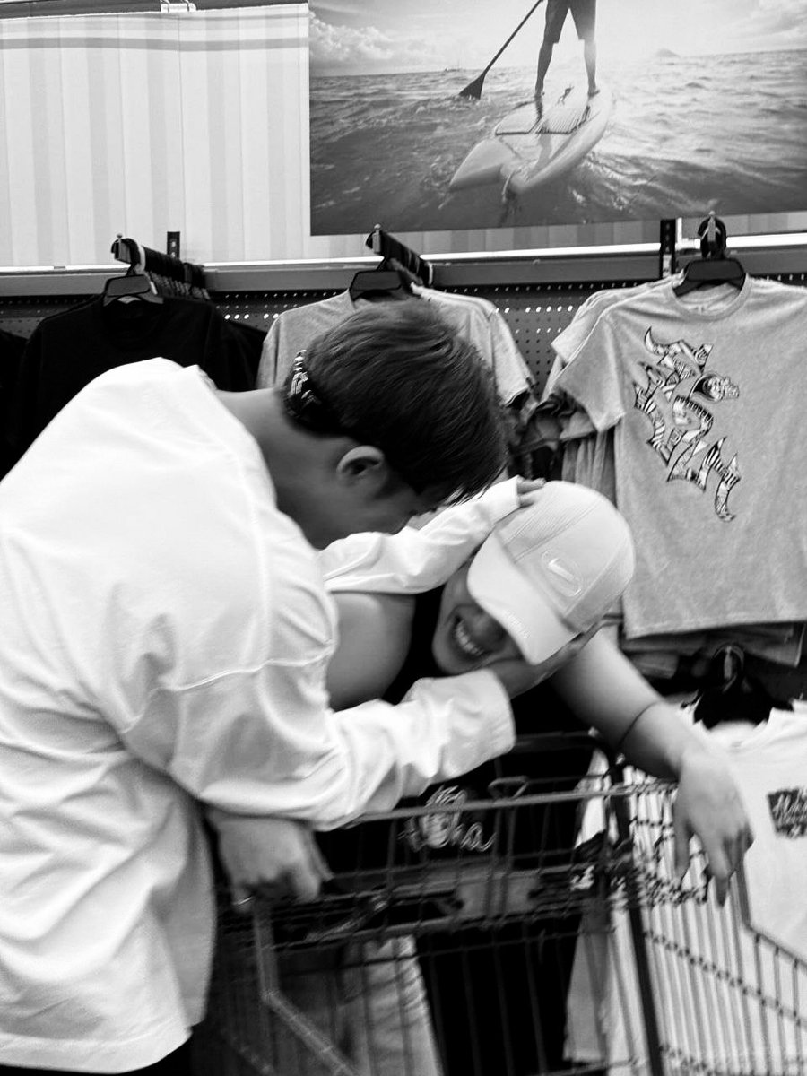 ㅤㅤㅤ
In the tender embrace of shared moments, time weaves a tapestry of love, eternal and fleeting •
ㅤㅤㅤ