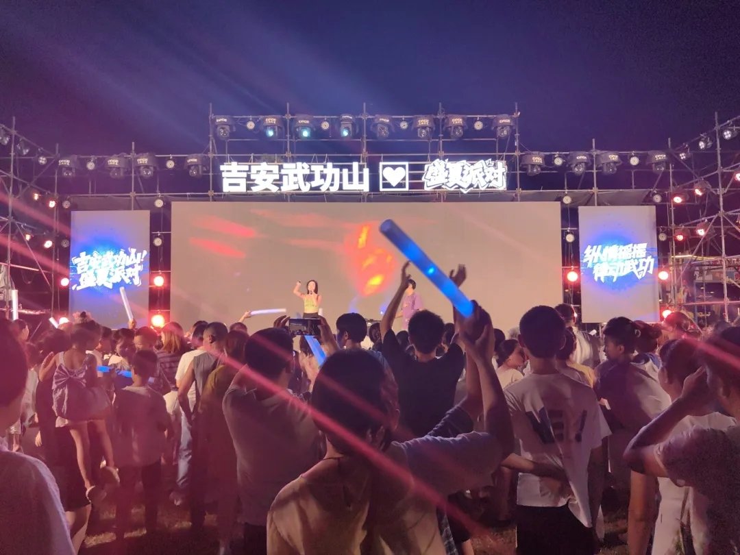 anrui1990's tweet photo. 咱们控场力十足的酷帅MC指挥着现场观众爆发欢呼甜辣美艳的DJ小姐姐这音乐节拍打进每个观众的心里跟着节奏摇摆，一起律动武功 https://t.co/HX5O1BAXHR