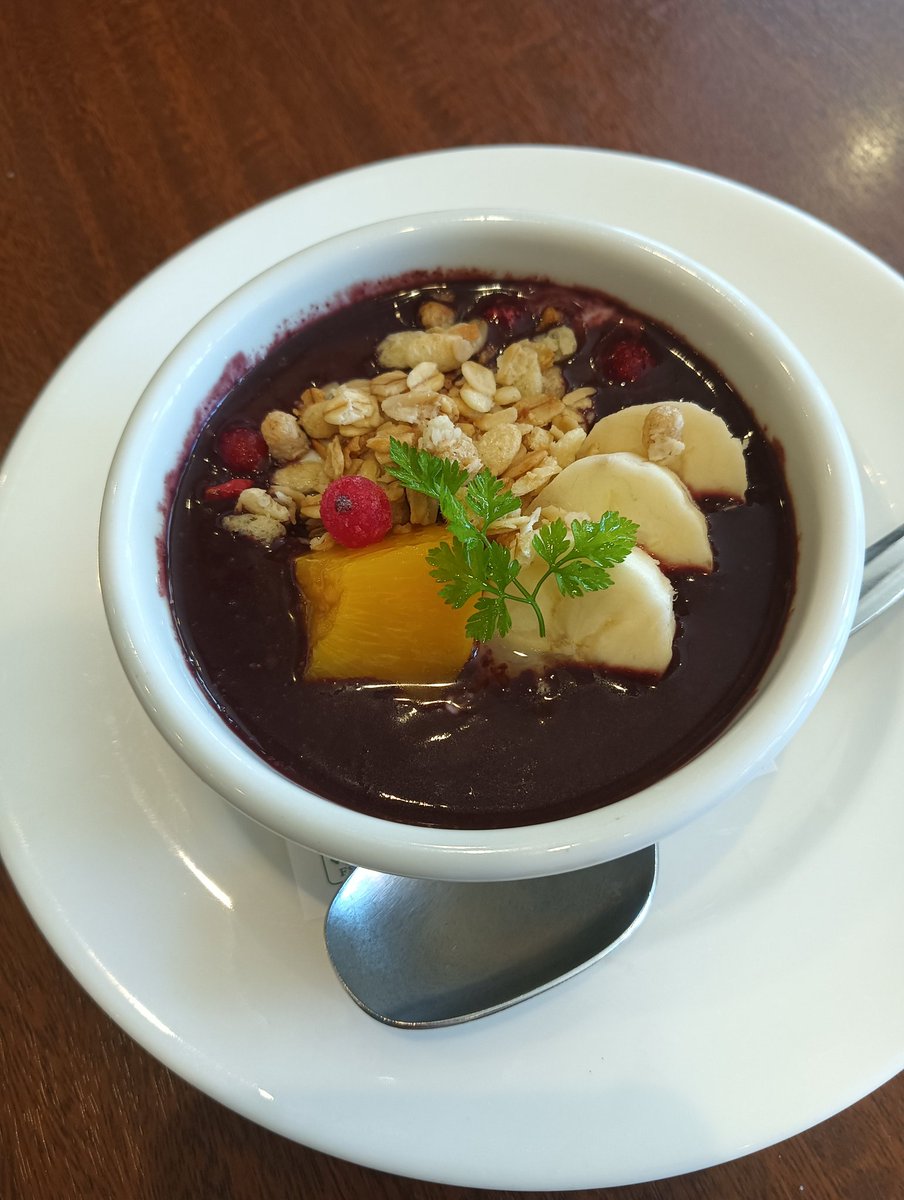 ロイホでまさかのアサイーボウルデビューしました🍨